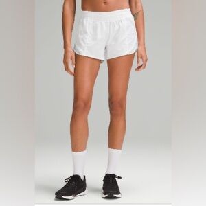 Lululemon Hotty-Hot Low Rise Lined Short 4” white size 4